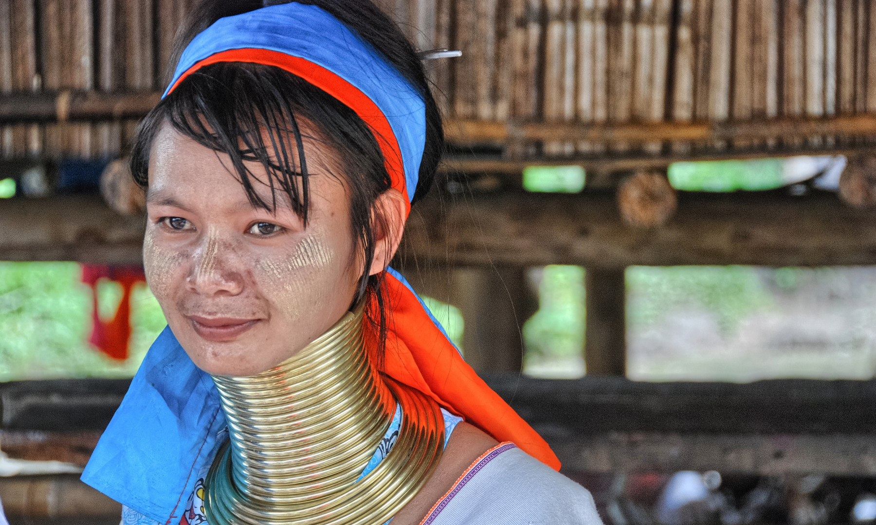 「首長族の居住区」で少数民族・首長族（カレン族）に会えます。